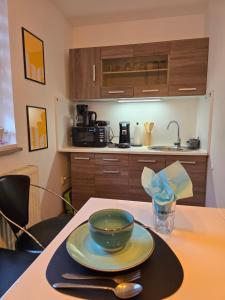 ein Tisch mit einer Schüssel und einem Teller darauf in der Unterkunft Villa Dacha in Niederwurschnitz