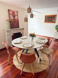 a dining room with a table and chairs and a fireplace at Piso en el Corazón de Ferrol in Ferrol