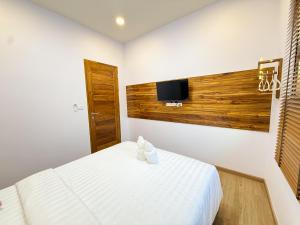 a bedroom with a bed and a tv on the wall at Wansuk Chiangkhan in Chiang Khan