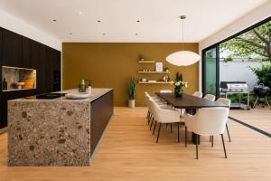 a kitchen and dining room with a table and chairs at Villa Marie climatisation piscine & jardin Dijon centre in Dijon
