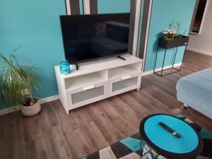 a living room with a television and a table at Ferienwohnung Sternfeld in Osburg