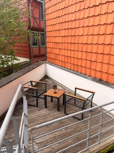 a table and two chairs sitting on a balcony at Kleine-Auszeit am Dom Ferienwohnung für Gäste & Monteure in Halberstadt