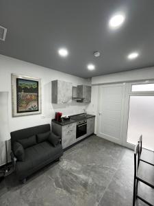 a living room with a couch and a kitchen at Dimora Deluxe in San Severo