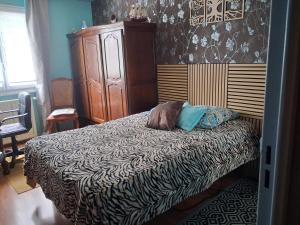 a bedroom with a bed with a wooden head board at Chambre in Saint-Georges-du-Bois