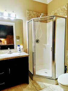 a bathroom with a shower and a sink at Cold Moon Inn in Nanaimo +14 photos