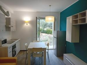 eine Küche und ein Esszimmer mit Tisch und Stühlen in der Unterkunft Room 119 in Tortoreto Lido