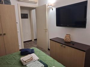 ein Wohnzimmer mit einem Flachbildfernseher an der Wand in der Unterkunft Room 119 in Tortoreto Lido