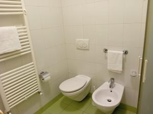 ein weißes Badezimmer mit Toilette und Waschbecken in der Unterkunft Room 119 in Tortoreto Lido + 21 Fotos
