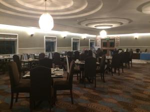 Mourne Country Hotel tesisinde bir restoran veya yemek mekanı