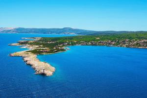 an island in the middle of a large body of water at Villa Maria in Šilo