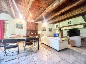 a kitchen with a table and chairs and a couch at Le Moun Mazet gîte rural 3 étoiles, CLIM, Nature, 6 personnes in Miramas