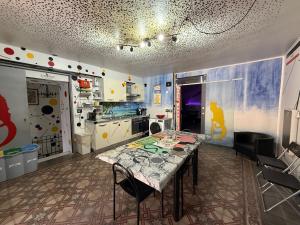 a dining room with a table and a kitchen at Kandinsky CASA VACANZE Relax in Monterosso Almo