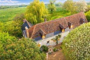 an aerial view of a house in a field at Une Maison, Un Jardin in Berthenay