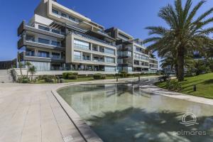 an apartment building with a swimming pool in front of it at Ocean Homes, Vista Mar y piscina EXCELLENT & SOLMARES in Punta del Caimán