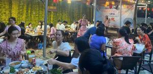 a group of people sitting at tables eating food at Ali Garden Homestay Trang An Ninh Bình in Xuân Sơn +115 photos