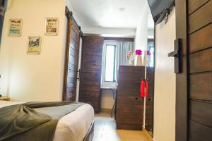 a bedroom with a bed and a wooden door at Distrito 27 in Santo Domingo