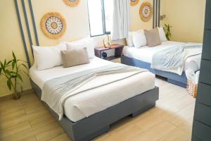 two beds in a room with at Distrito 27 in Santo Domingo