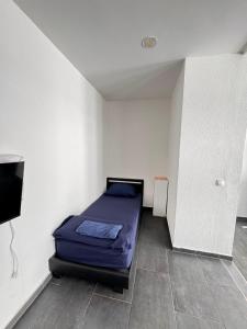 a small bedroom with a bed in a room at Marie Zimmer Zentral Bequem in Heilbronn