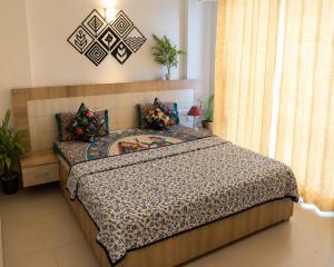 a bedroom with a bed in a room with at Blue Mans Rooms - Near Prem Mandir & ISKCON in Vrindāvan