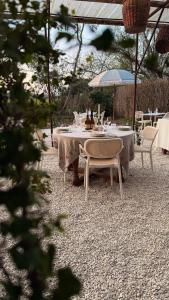 a table and chairs in a patio with an umbrella at La vie en rose in Brinay