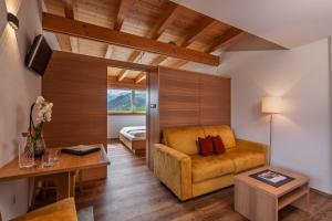 a living room with a couch and a table at Hotel Törggelehof in Cermes