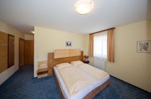 Rúm í herbergi á Gasthof - Landhotel Ernst