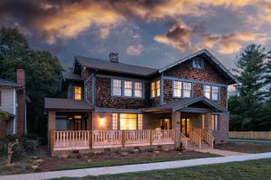 una casa de ladrillo con una gran terraza al atardecer en Morgan and Wells Bed and Breakfast, en Shelby