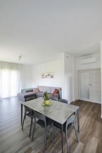 a living room with a table and a couch at Arlu lake house Lazise in Lazise