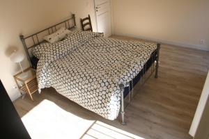 an overhead view of a bed in a bedroom at Apartment Lisa Acropolis Garibaldi in Nice