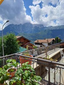 a balcony with a view of the mountains at B&B Hannelore in Vilminore