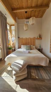 a bedroom with a large bed with a wooden headboard at Niedźwiedzia Residence Garden & Sauna in Poronin