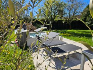 a picnic table and a pool in a yard at Maison du Château d'eau Proche Disney, Parc Astérix, CDG, Paris, Parc des exposition in Mitry-Mory