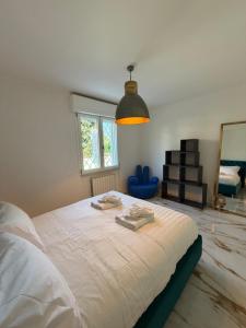 a bedroom with a bed with two towels on it at Effealatapartments - L'Oasi del Forte in Forte dei Marmi