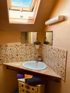 a bathroom with a sink and a window at Ecurie Piaffe & Cie in Lurais