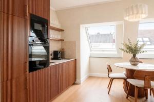 a kitchen with a table and a dining room at HeyMi Apartments Brick Lane Vienna in Vienna