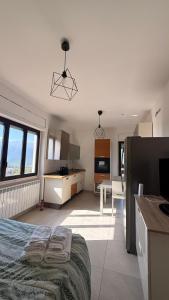 a kitchen and living room with a bed in a room at Dimora Zaffiro in LʼAquila