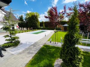 a garden with a swimming pool in a yard at Apartamenty Lumax in Gryfice