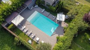 an overhead view of a swimming pool with chairs at B&B a Ca' Minore Franciacorta in Passirano