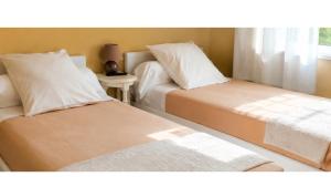 two beds in a room with a window at Gîte Valensole in Valensole