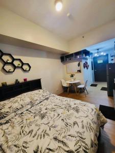 a bedroom with a bed and a table with chairs at The Loop Towers Limketkai in Pontud