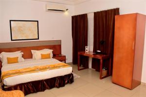 ein Schlafzimmer mit einem Bett mit hölzernem Kopfteil in der Unterkunft Le Feto 3 in Dakar + 66 Fotos