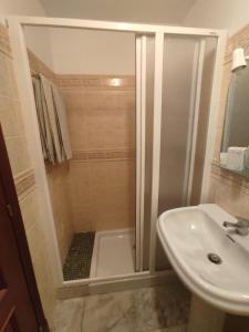 a bathroom with a shower and a sink at Casa Pape e Toni in El Cotillo +36 photos