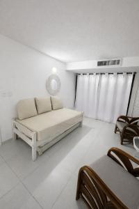 a white room with a bed and a window at Al Reef Apartamentos TOP in San Andrés