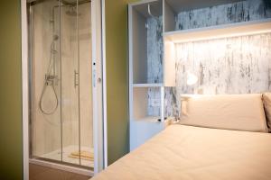 a bedroom with a shower and a bed at Agriturismo Tenuta "Il Cigno" in Villanterio