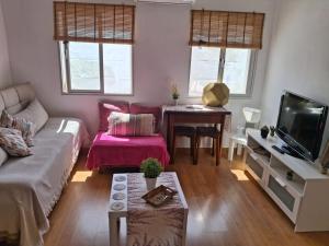 a living room with a couch and a table at Apto a 2 minutos de playa. in Fuengirola