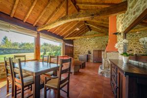 a dining room with a table and chairs at CASA DAS XACIAS, RIBEIRA SACRA in A Airoa