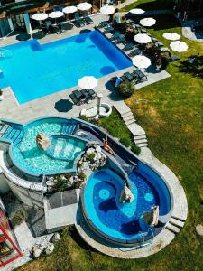 an overhead view of a swimming pool in a resort at Thermenwelt Hotel Pulverer in Bad Kleinkirchheim