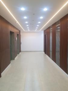 an empty hallway in a building with a white wall at فندق الراية الماسية in Mecca
