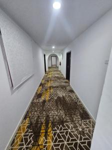 an empty hallway with yellow and white walls at فندق الراية الماسية in Mecca +1 photo