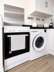 a white washer and dryer in a kitchen at The Studio Room in Brentwood +5 photos